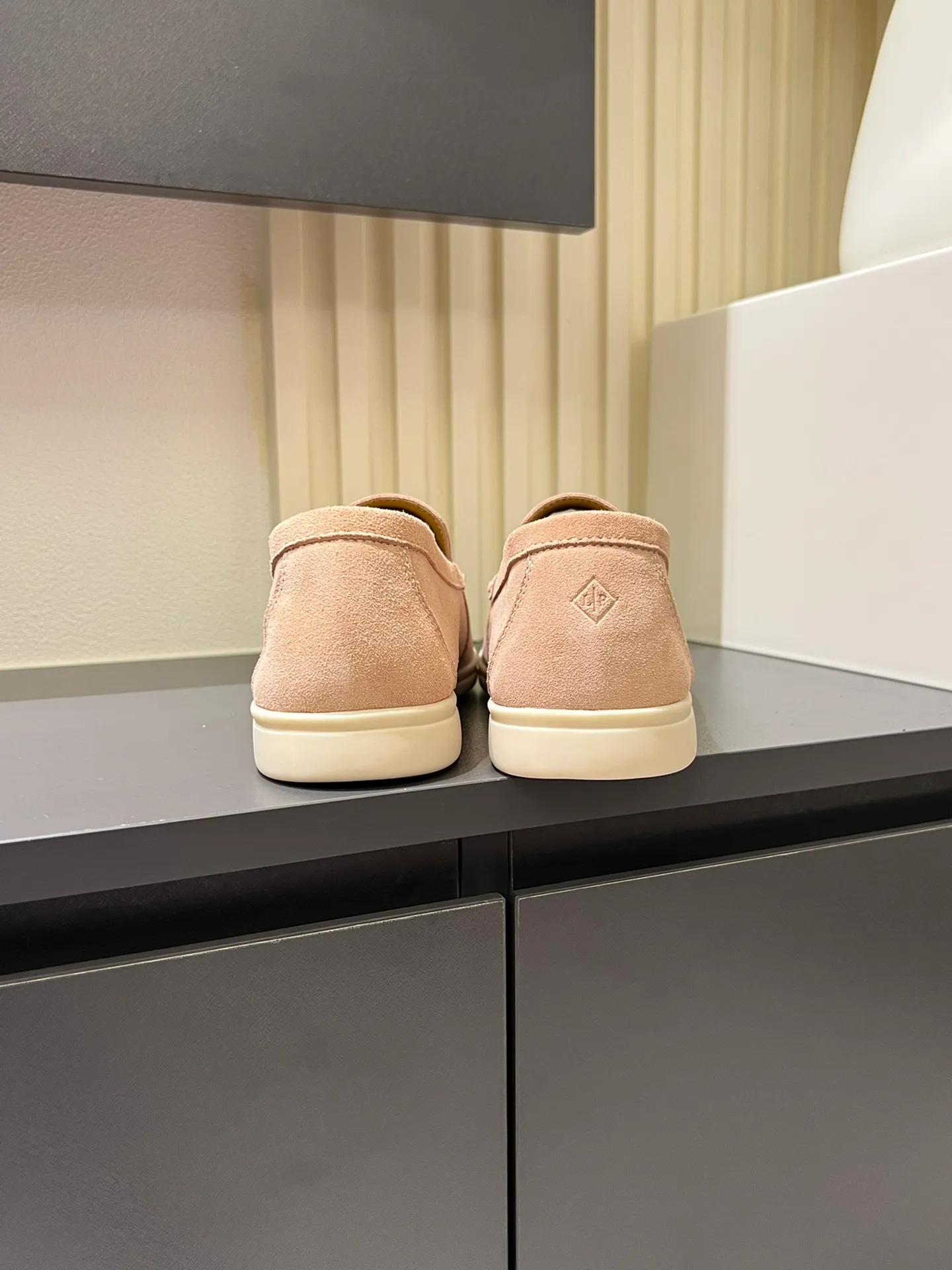 Men's shoes 💰p360 "Loro men's shoes 💰pian'*" Classic L men's shoes for couples 💰p Top version British flat loafers, a must-have item in old money style, the minimalist design is eye-catching and durable, a plus point for dressing The soft foot feel and texture are outstanding. They don’t scratch your feet and are very nice. They are matched with soft and waxy soles. They can be worn daily for a long time without getting tired. They are easy to wear, versatile and classic items, with perfect foot feel and texture! Imported cashmere fabric, the lining is made of imported A-grade water-dyed cow lining, the top version of the genuine leather midsole is sewn with pure handmade mark thread! Size: Female 35-40 (34. Customized) Male 38-44 (45.46. Customized)